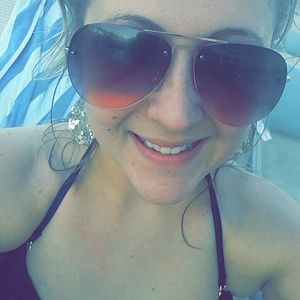 Meet your Posher, Caitlin